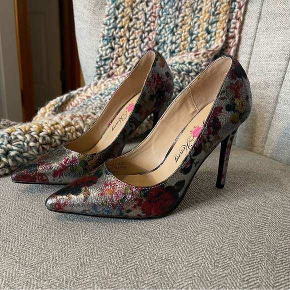 Silver and floral heels - Picture 3 of 3